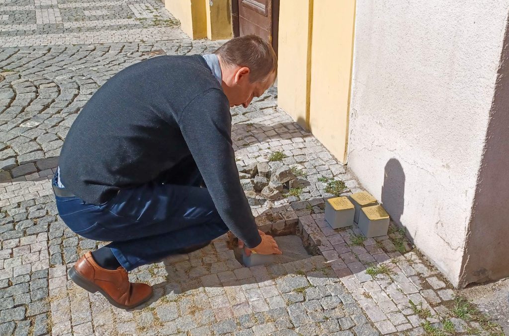 starosta Jan Čižinský pokládá Stolperstein v Praze 7