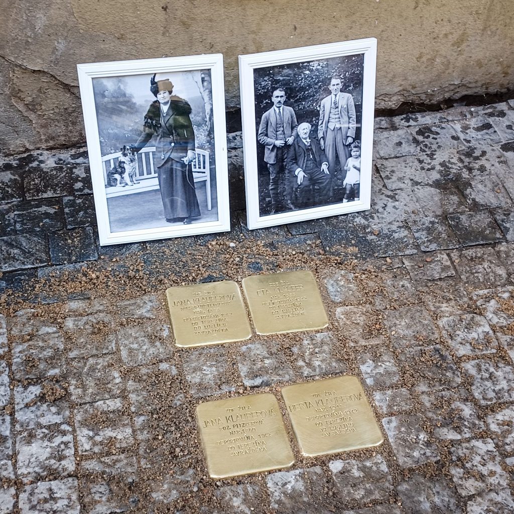 Nově položené Stolpersteine pro rodinu Klauber